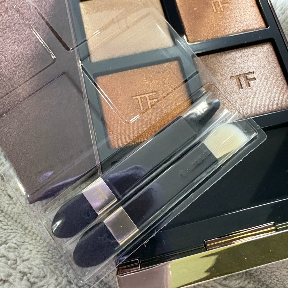 Tom Ford Black and Gold Compact Eye Quad - Picture 10 of 12